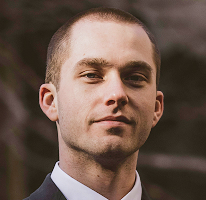Thomas Whitfield, analyste en trading et spécialiste du marché crypto, portrait.